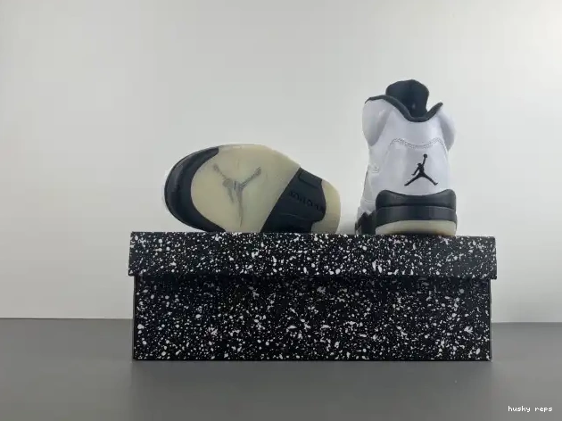 Rep Husky DD0587-110 'WHITE RETRO 5 BLACK' JORDAN AIR 0501